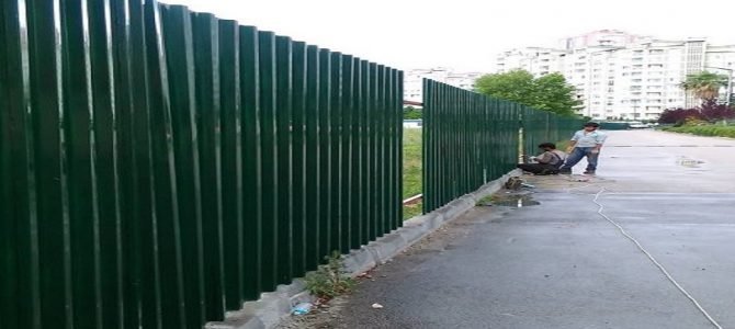 İnşaat alanının etrafının çevrilmesi